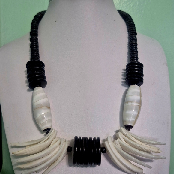 Chic Black and White Beaded Necklace - Picture 3 of 4